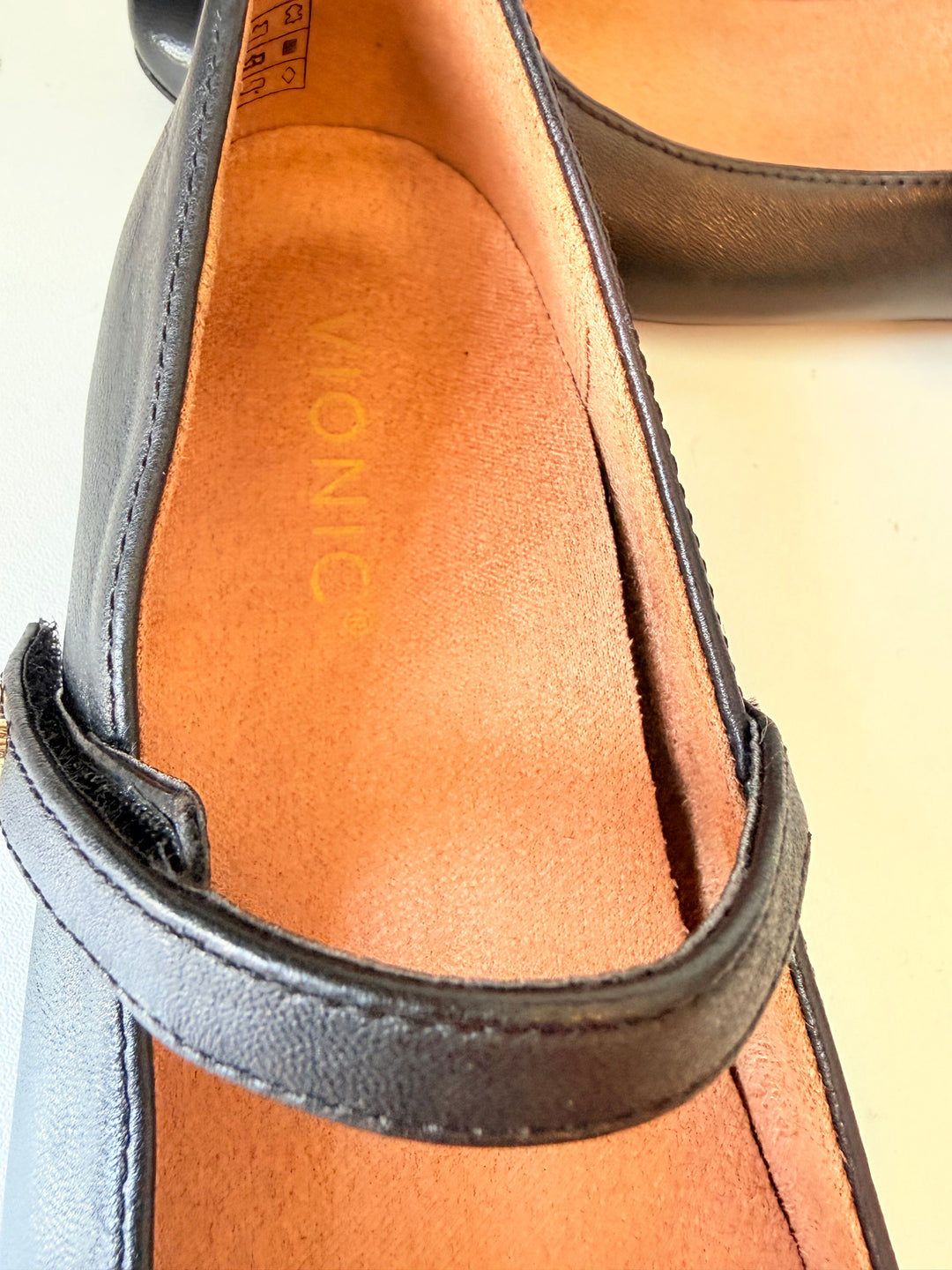 Vionic Almeda Black Leather Classic Mary Jane’s Size 6 NIB
