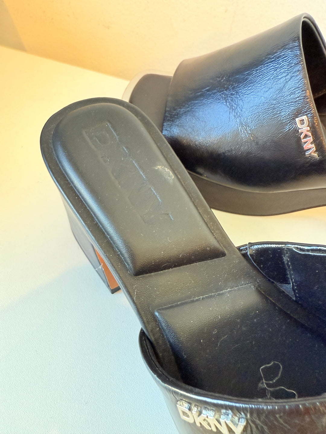DKNY Desirae Platform Sandal In Black Leather Size 8.5