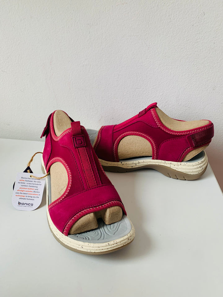 Bionica Niagra Magenta Sandal Size 7 New in Box