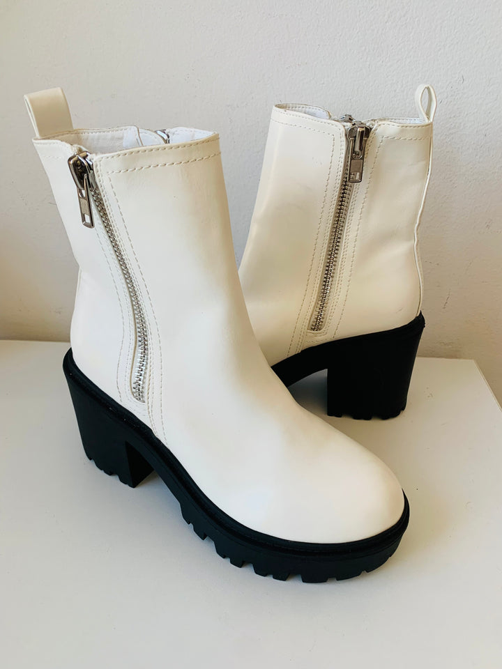 Urban Outfitters White Heeled Chunky Boots Size 7