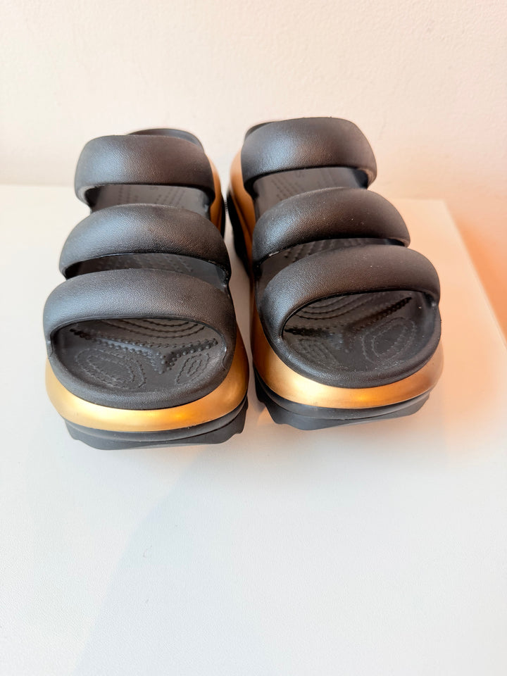 Croc’s Mega Crush Gold/Black Mettalic Triple Strap Platform Sandals Size Mens 4, Womens 6 NEW