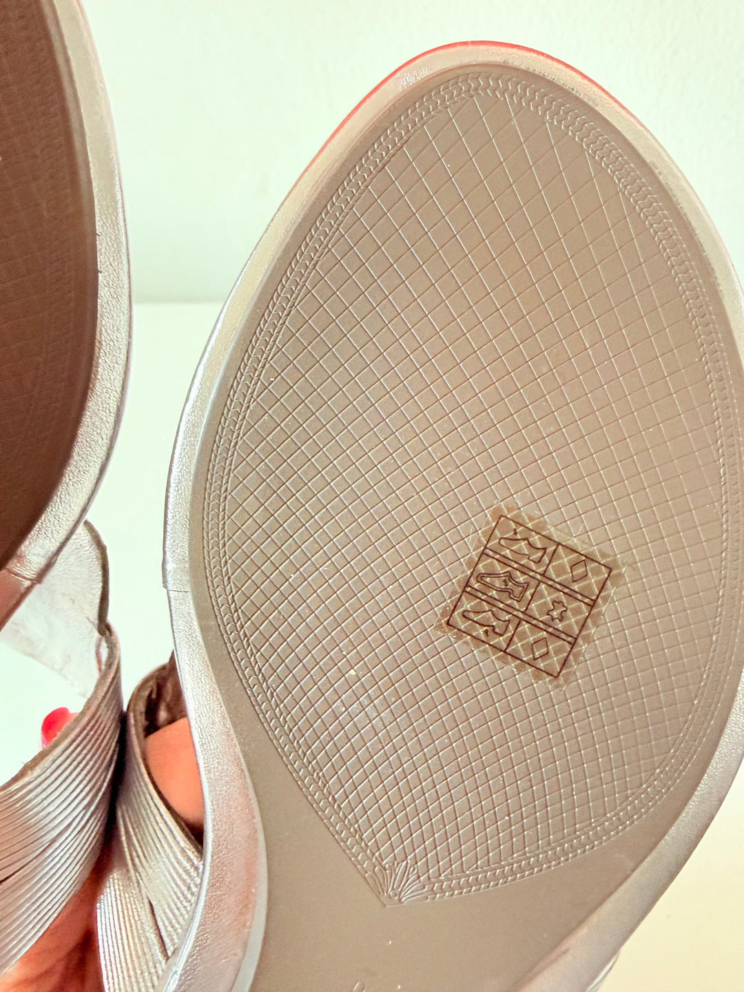 Elite Tahari Laurel Silver Mettalic Thong Sandals Size 38.5