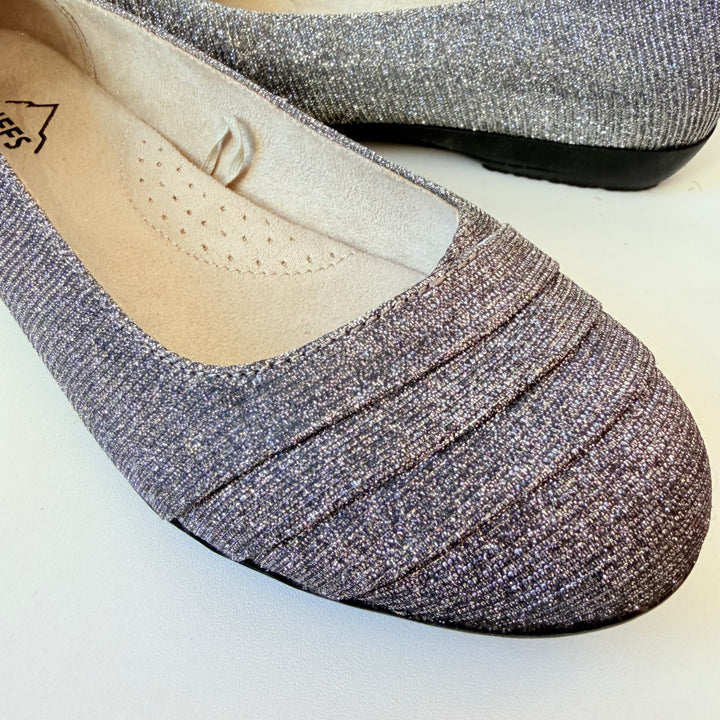Cliff’s by White Mountain Clara Ballet Flats in Mettalic Silver Size 6 Wide