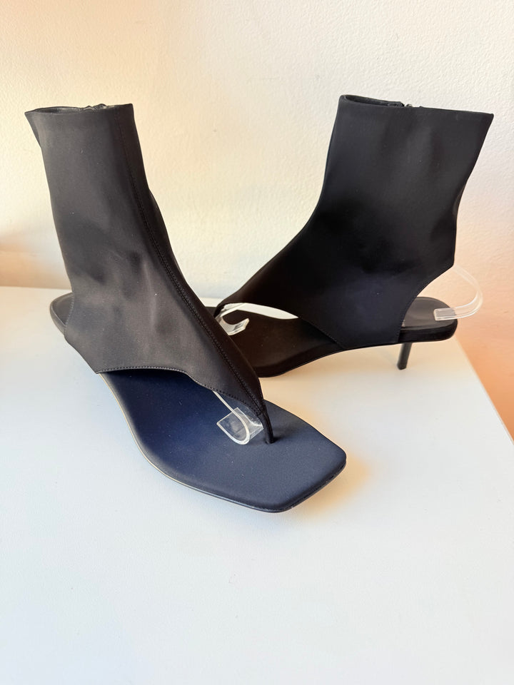 Jeffrey Campbell Plot Twist Thong Sandal Heels in Black Neoprene Size 10
