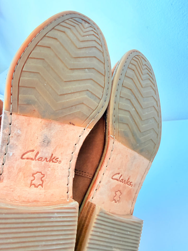Clark’s Clarkdale Arlo Chelsea Boots In Tobacco/Tan Suede Size 8