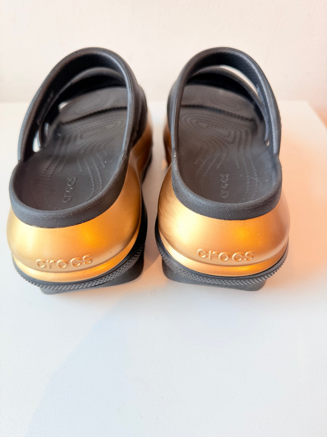 Croc’s Mega Crush Gold/Black Mettalic Triple Strap Platform Sandals Size Mens 4, Womens 6 NEW