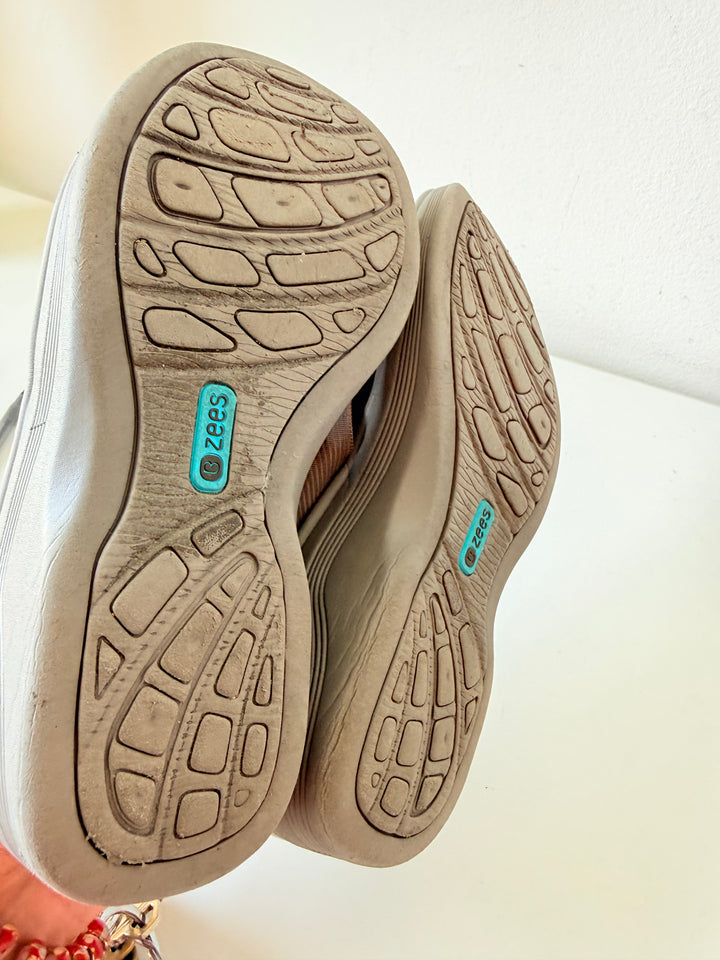 B Zees Grey/Light Brown Platform Slip on Sandals Size 6W