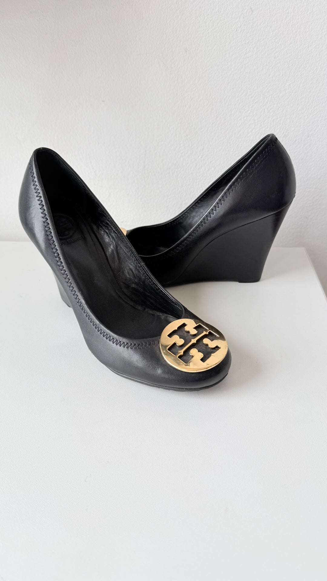 Tory Burch Sophie Black Leather Wedge Pumps Size 8.5