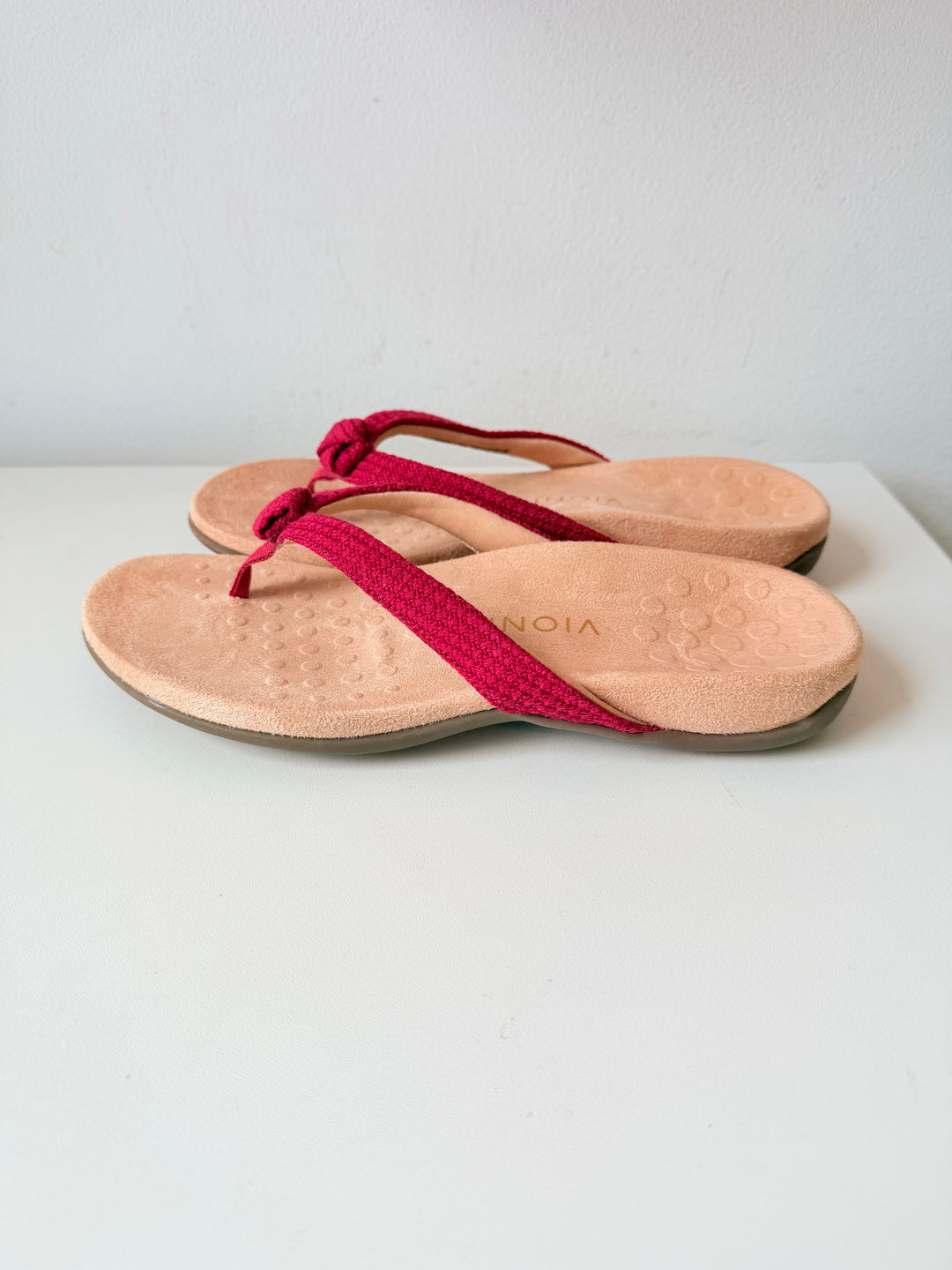 Vionic Mattie Thong Sandal In Red Size 8