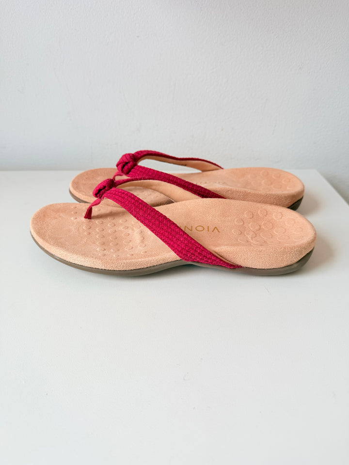 Vionic Mattie Thong Sandal In Red Size 8