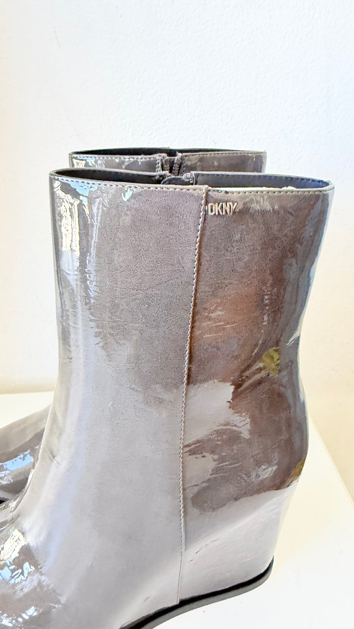 DKNY Beale Wedge Boots Iris Liquid Patent Charcoal Size 11 New in Box