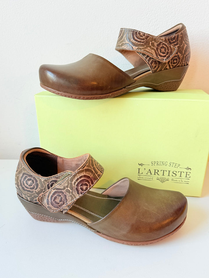 L’Artiste By Spring Step Gloss Pansy Embellised Floral Strap Mary Jane Shoes Size 41 In Olive