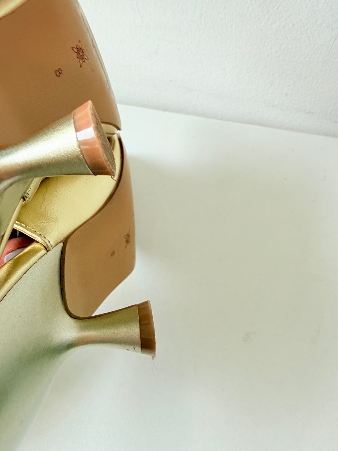 BCBGeneration Kayla Gold Mettalic Sling Back Kitten Heel Pumps Size 8
