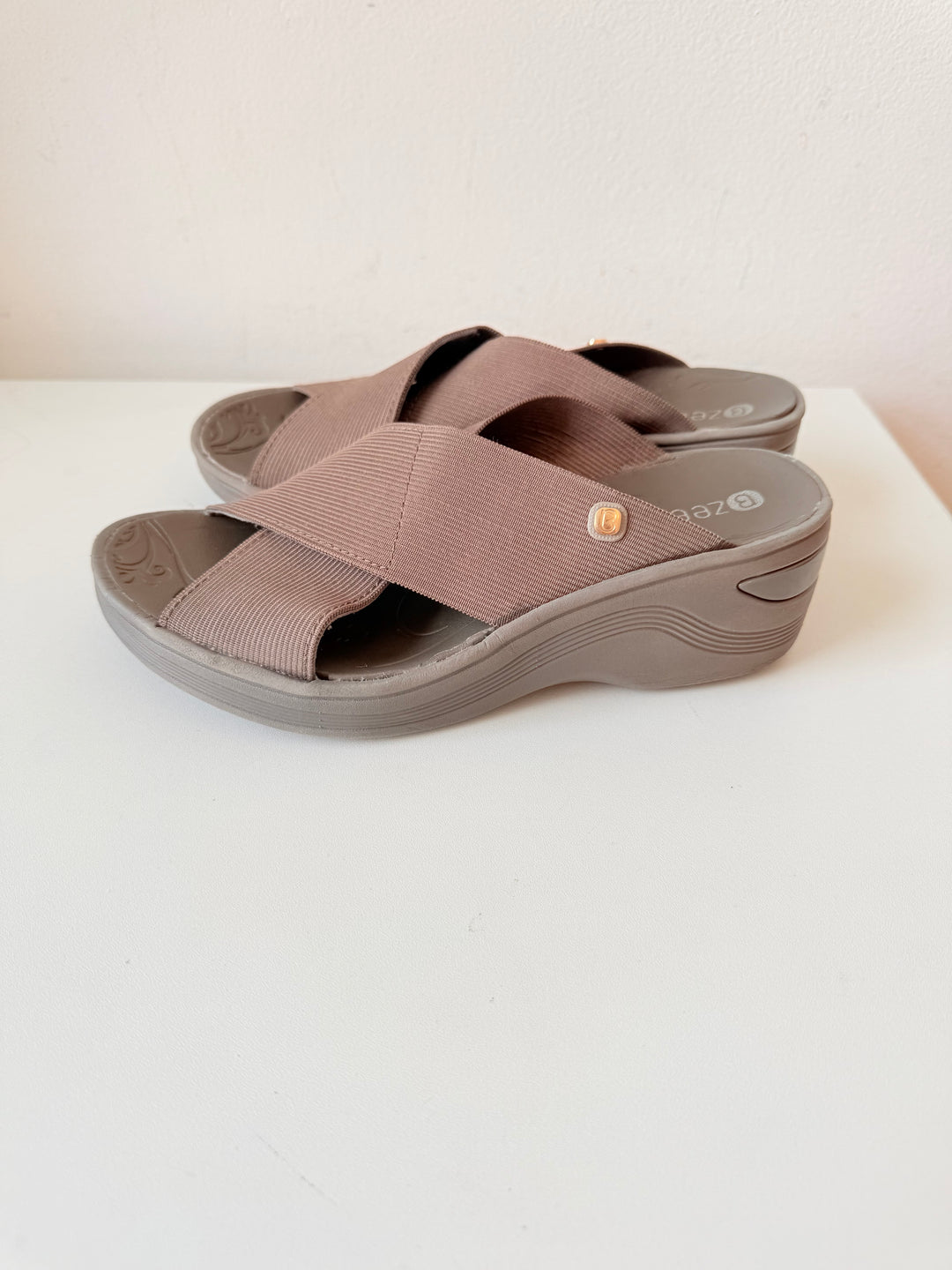 B Zees Grey/Light Brown Platform Slip on Sandals Size 6W