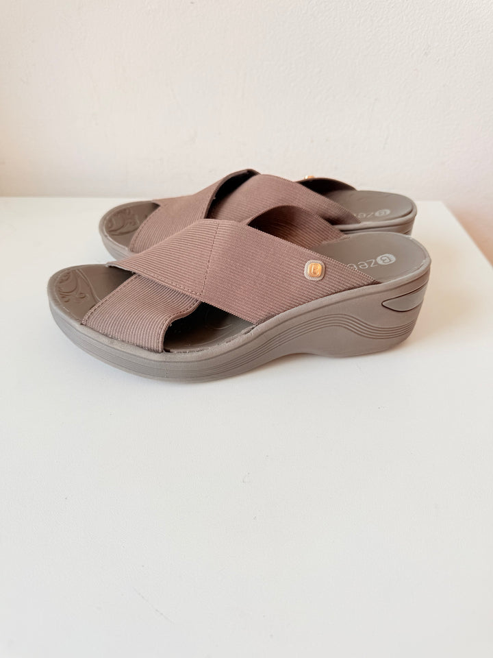 B Zees Grey/Light Brown Platform Slip on Sandals Size 6W