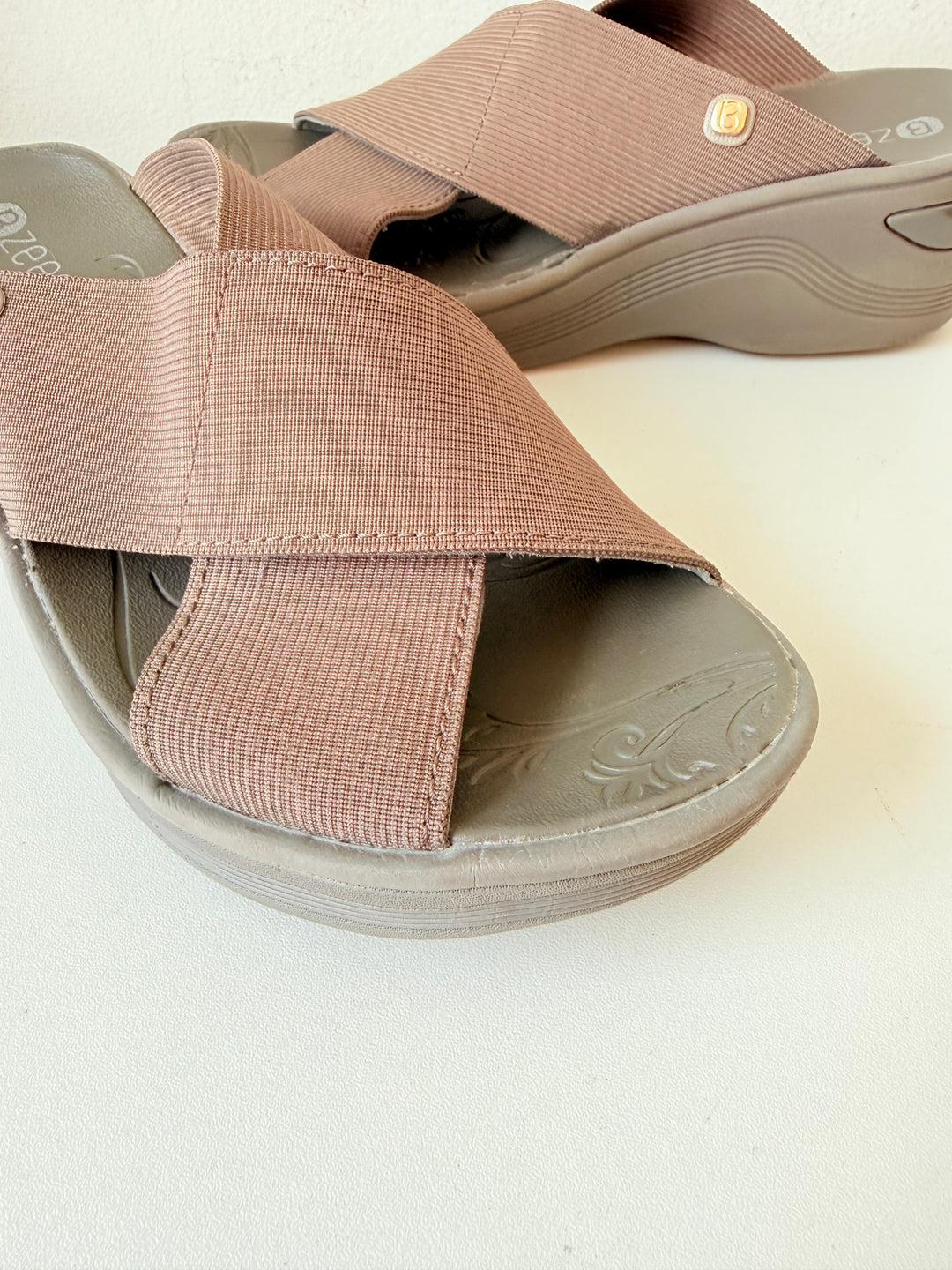 B Zees Grey/Light Brown Platform Slip on Sandals Size 6W