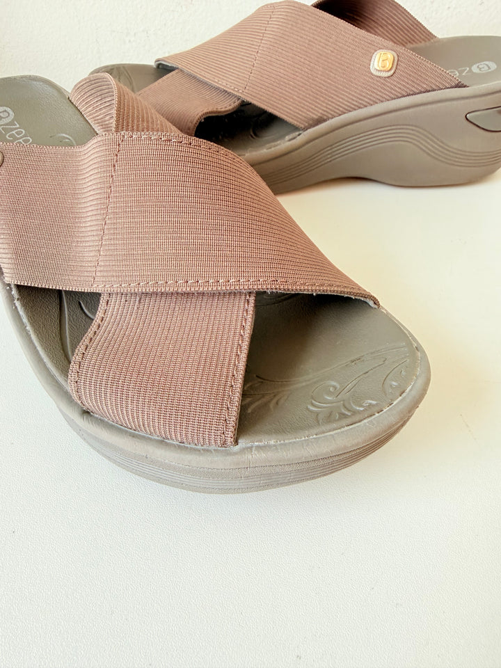B Zees Grey/Light Brown Platform Slip on Sandals Size 6W