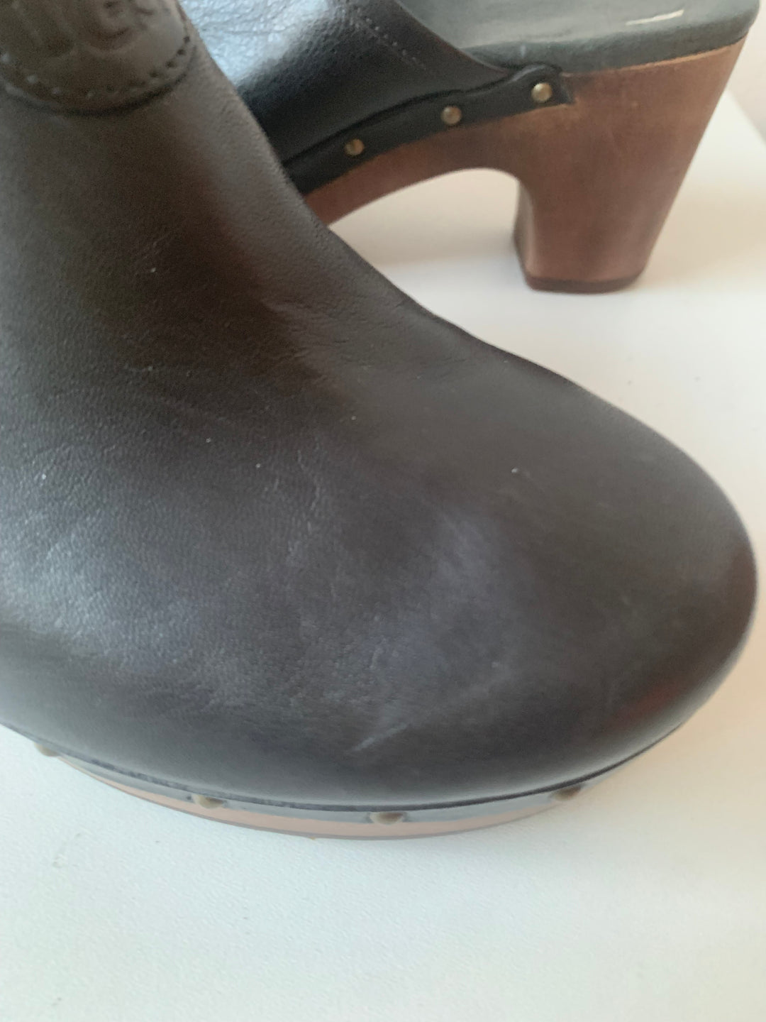 UGG Abbie 1951 Platform Studded Leather Clogs in Black Size 7