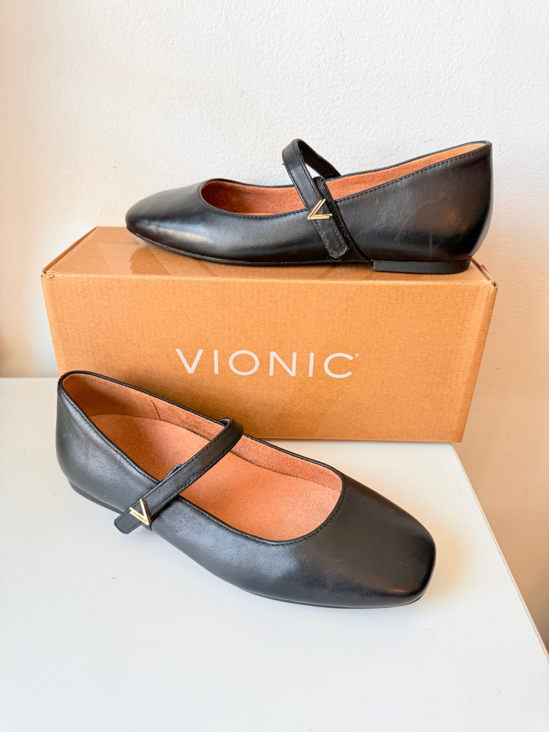 Vionic Almeda Black Leather Classic Mary Jane’s Size 6 NIB