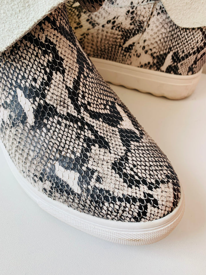 J/Slides Slip on Snake Print Sneaker Size 9