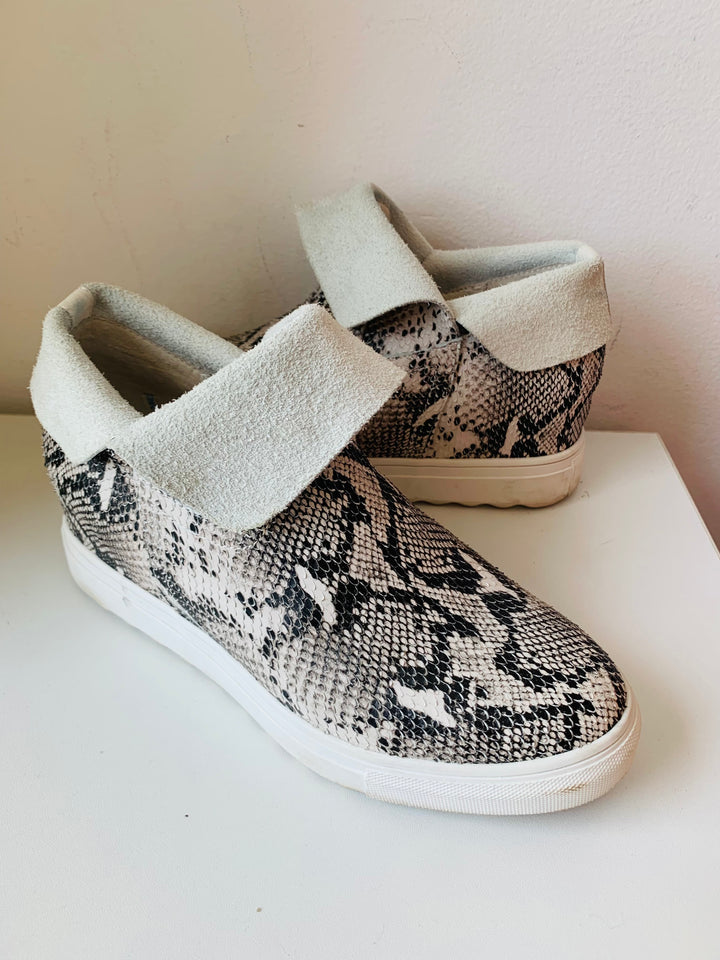 J/Slides Slip on Snake Print Sneaker Size 9
