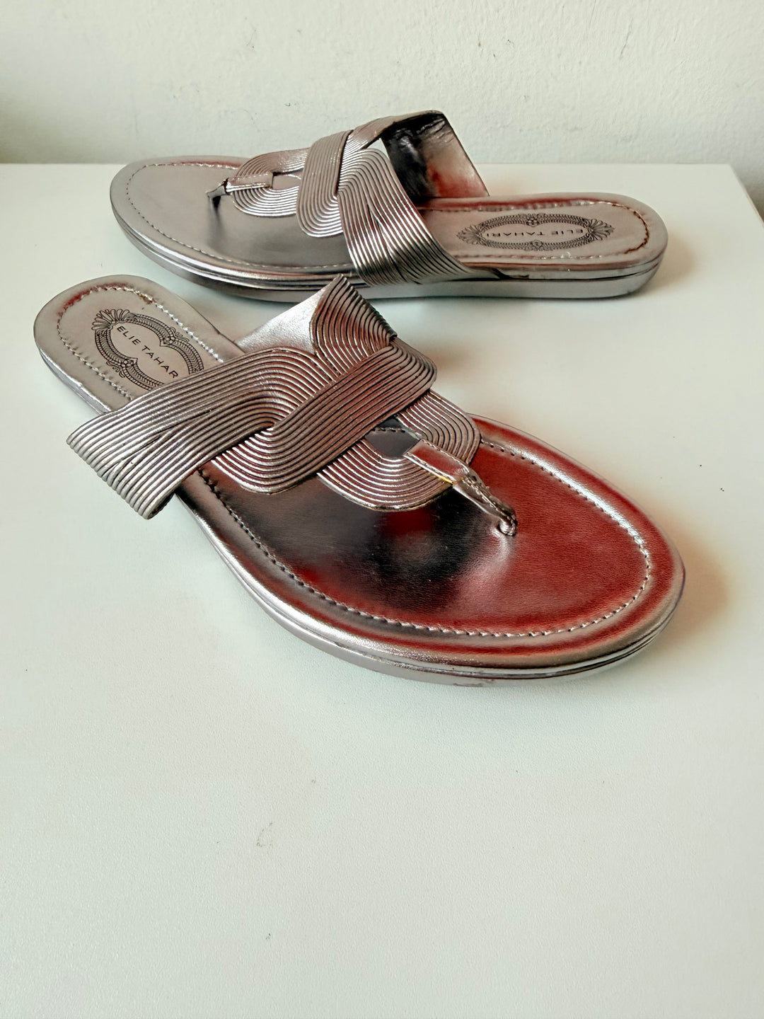 Elite Tahari Laurel Silver Mettalic Thong Sandals Size 38.5
