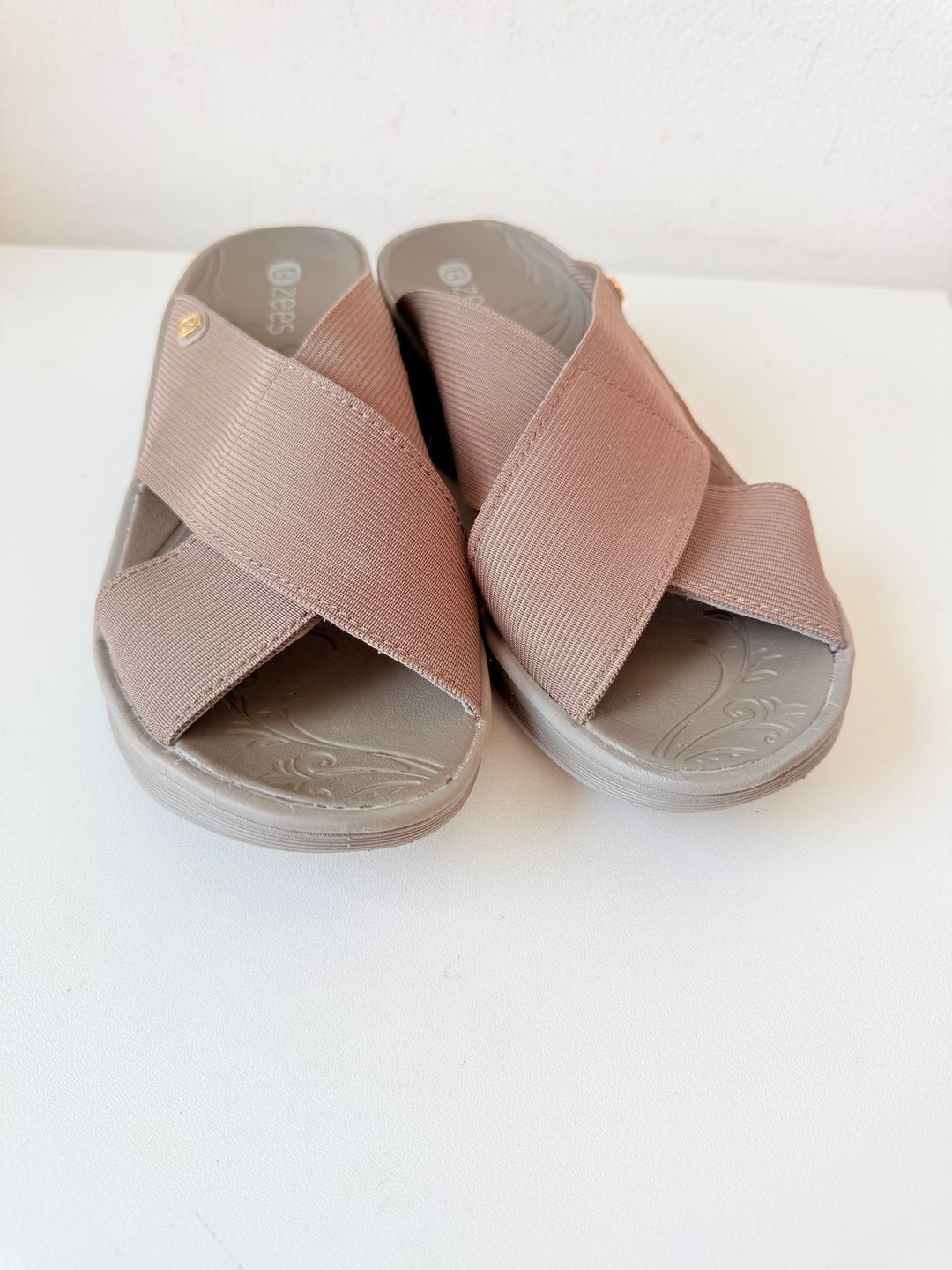 B Zees Grey/Light Brown Platform Slip on Sandals Size 6W