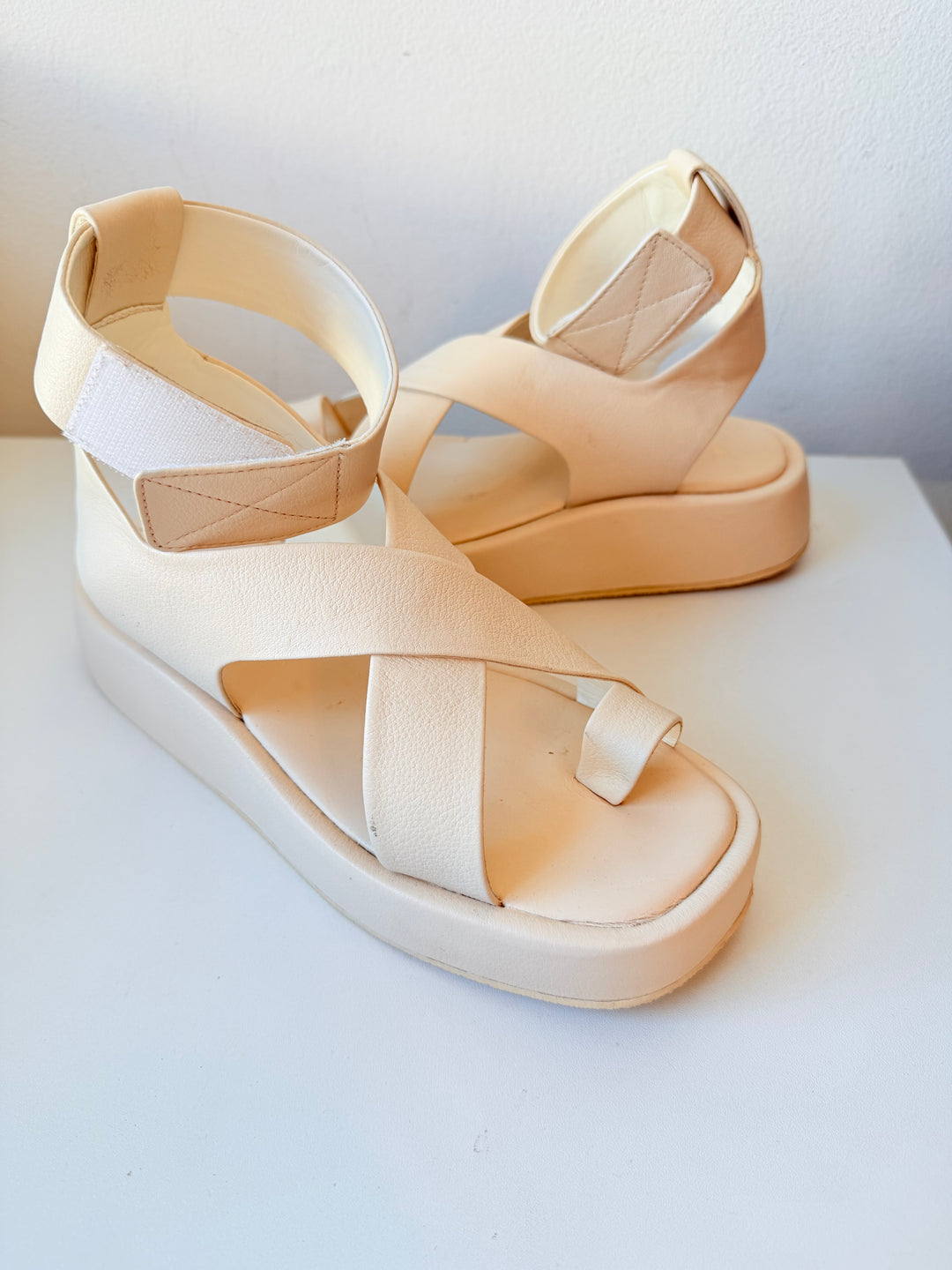 Anthropologie Toe Looped Gladiator Sandals in Cream White Size 6