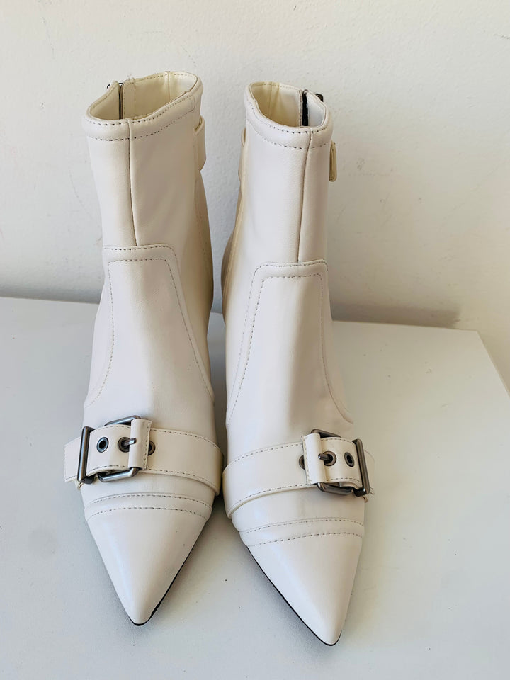 Vince Camuto Women’s Krydel Kitten Heel White Leather Ankle Bootie Size 7