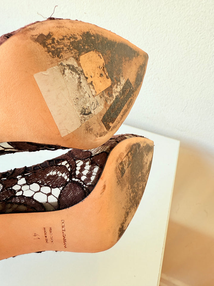 Dolce & Gabbana Taormina Burgundy Lace Pumps With Swarovski Crystal Brooch Detailing  Size 41