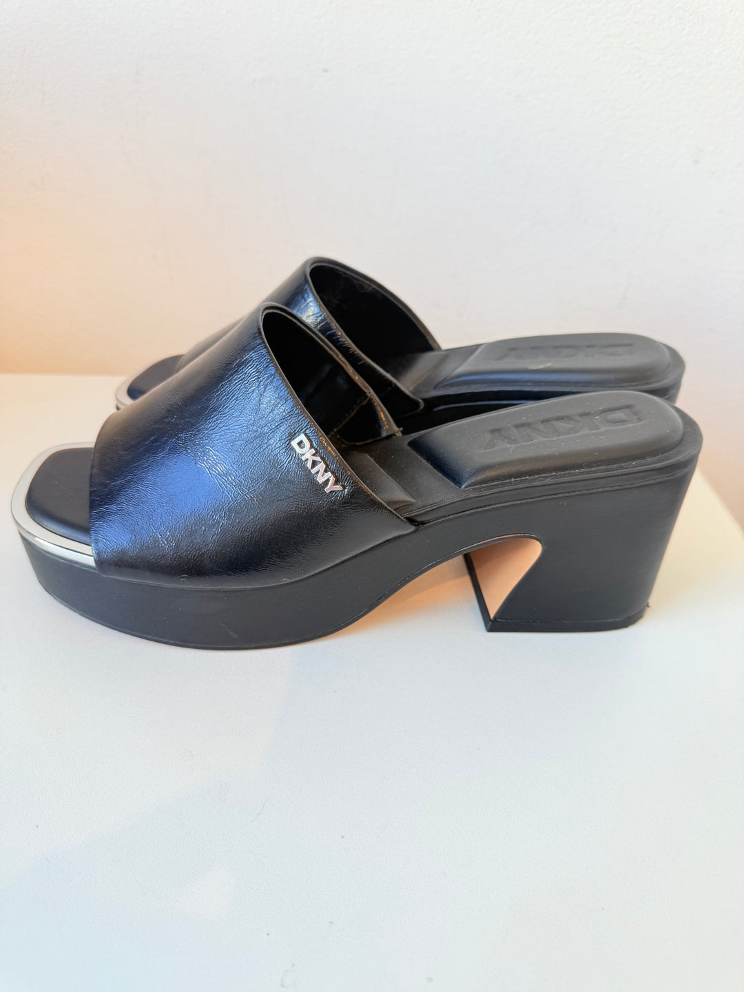 DKNY Desirae Platform Sandal In Black Leather Size 8.5