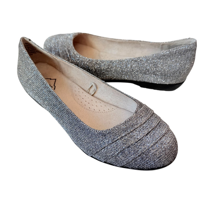 Cliff’s by White Mountain Clara Ballet Flats in Mettalic Silver Size 6 Wide
