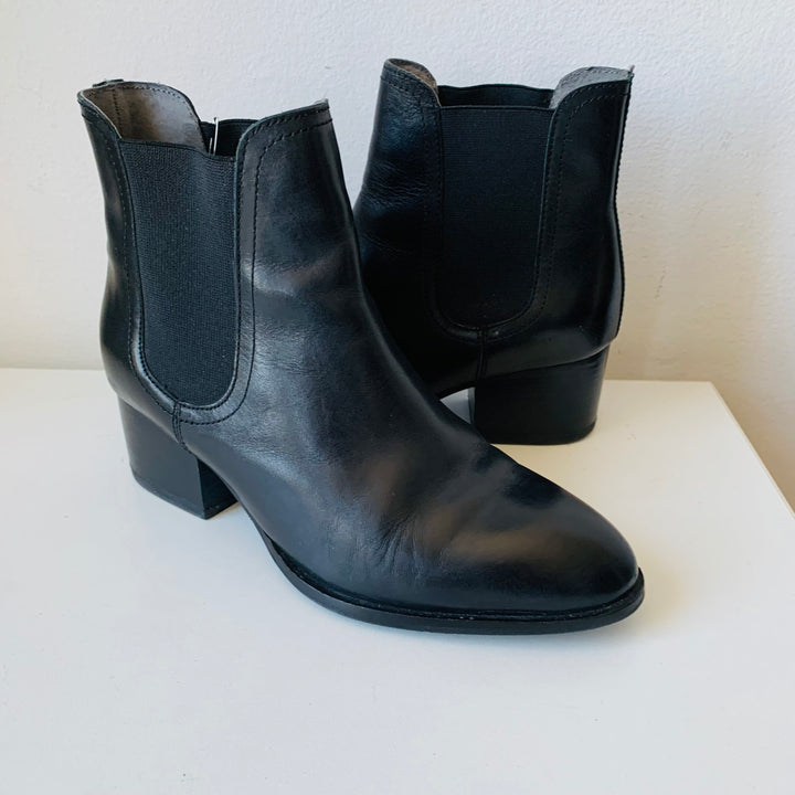 Seychelles Black Leather Slip On Boots Size 7