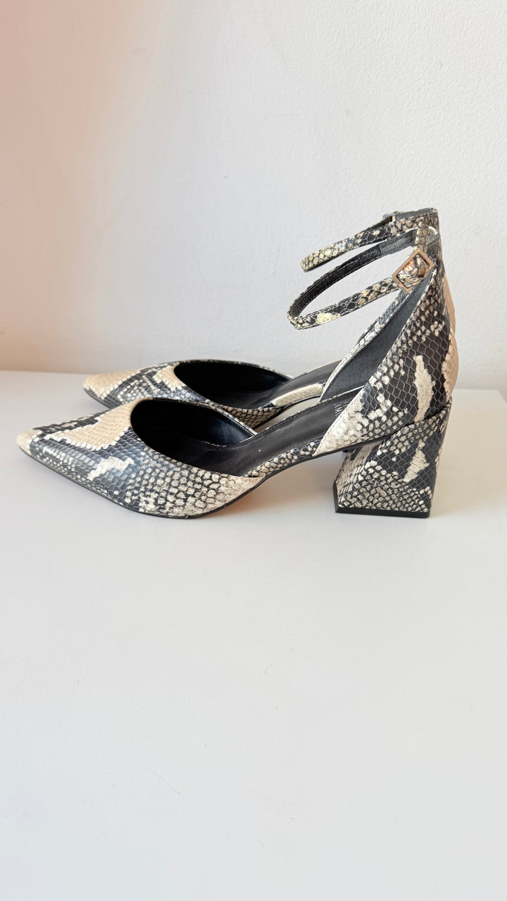 Vince Camuto Sorenn Pointed Toe Snake Pribt Pumps Size 10