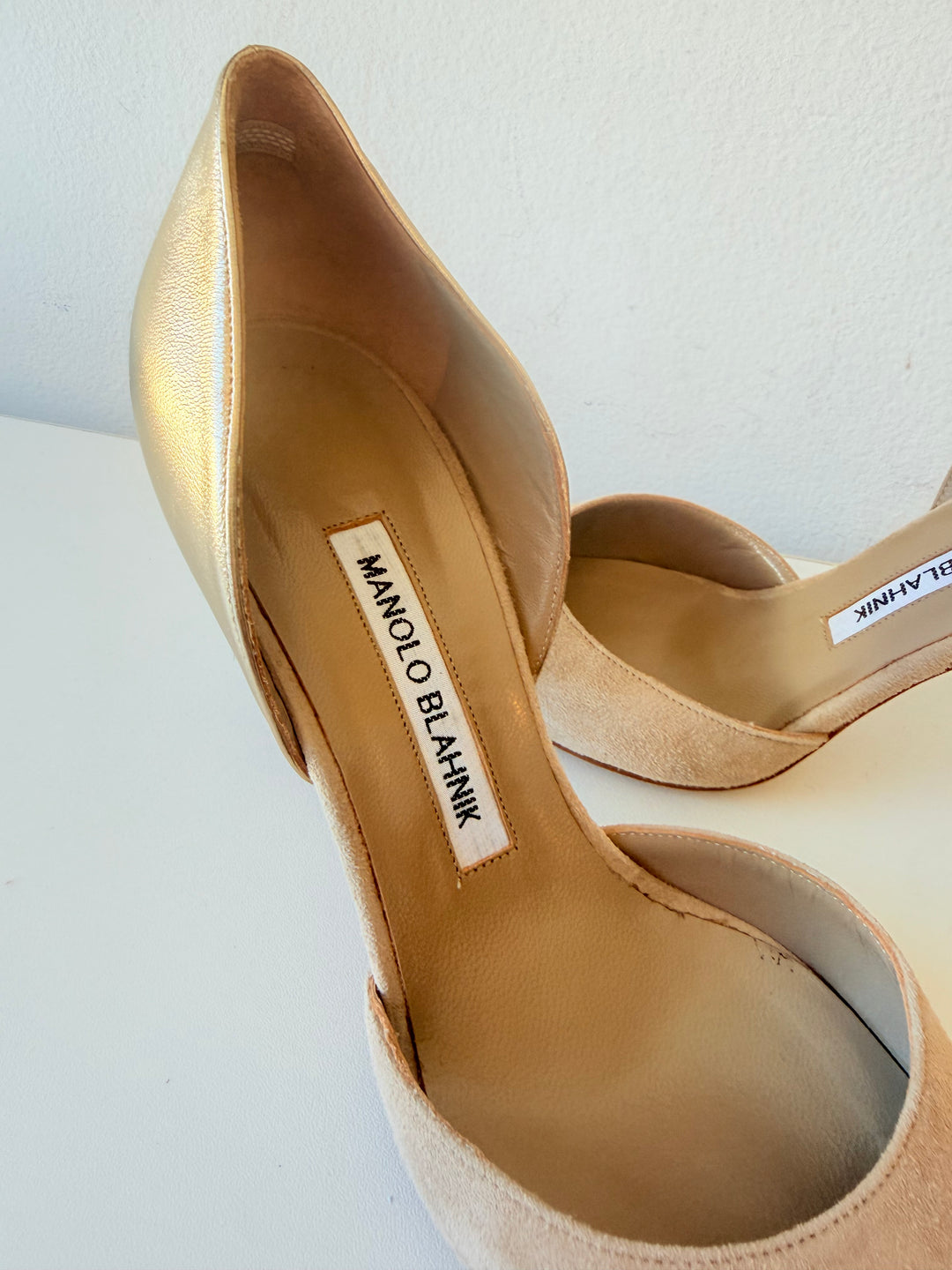 Manolo Blahnik Two Toned Tan Suede Gold Metallic D’Orsay Stilleto Pointed Toe Pumps Size 37
