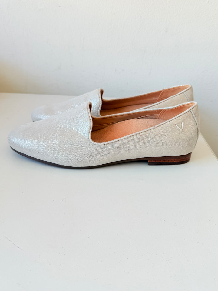 Vionic Willa II In Light Silver Shimmer Mettalic Size 6 Wide New
