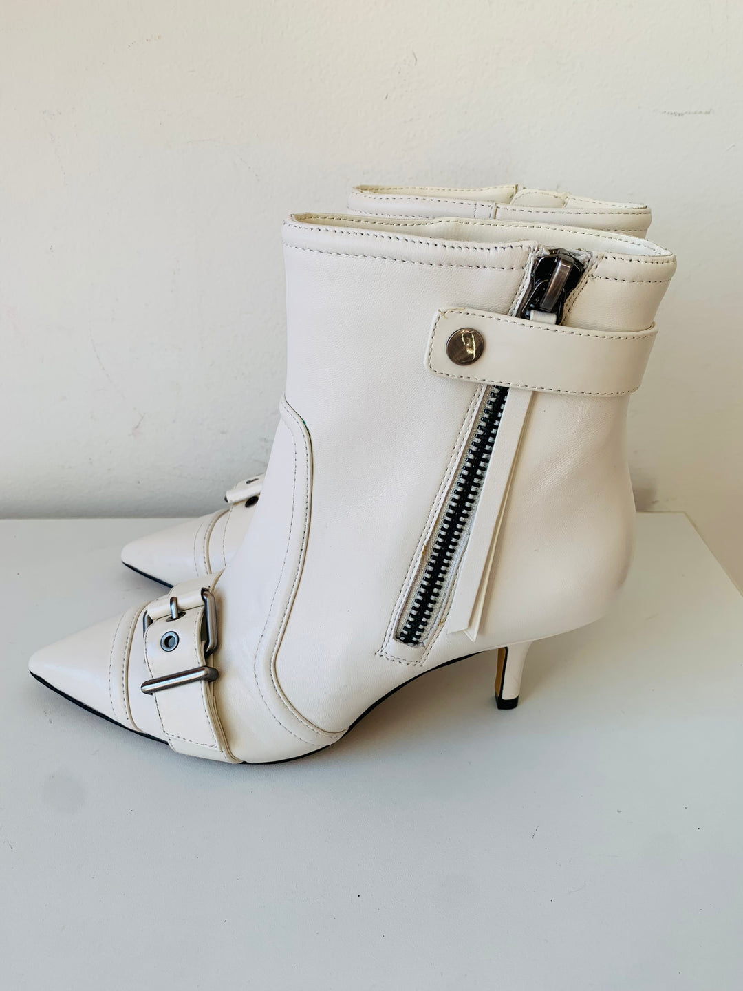 Vince Camuto Women’s Krydel Kitten Heel White Leather Ankle Bootie Size 7