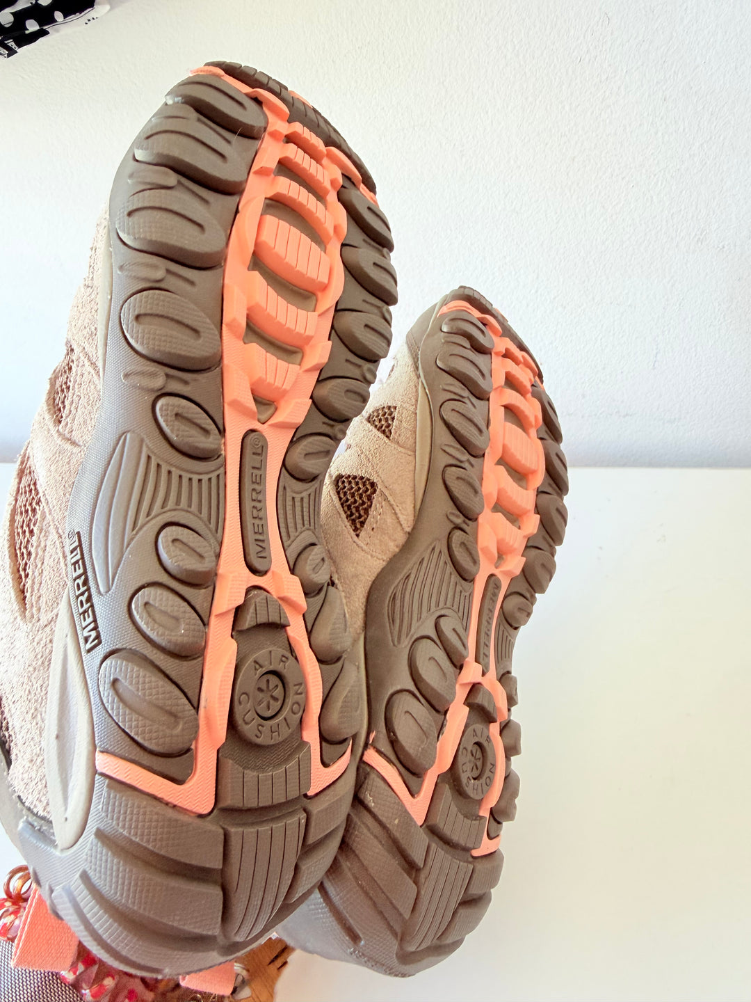 Merrell Alverstone Low Hiking Shoes Size 9 Women’s in Aluminum Tan J033034