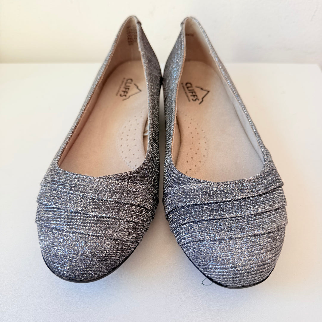 Cliff’s by White Mountain Clara Ballet Flats in Mettalic Silver Size 6 Wide