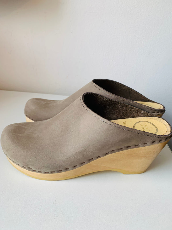 NO 6 Tan Suede Clog Mules Size 40 New