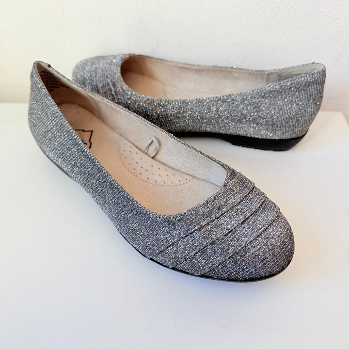 Cliff’s by White Mountain Clara Ballet Flats in Mettalic Silver Size 6 Wide