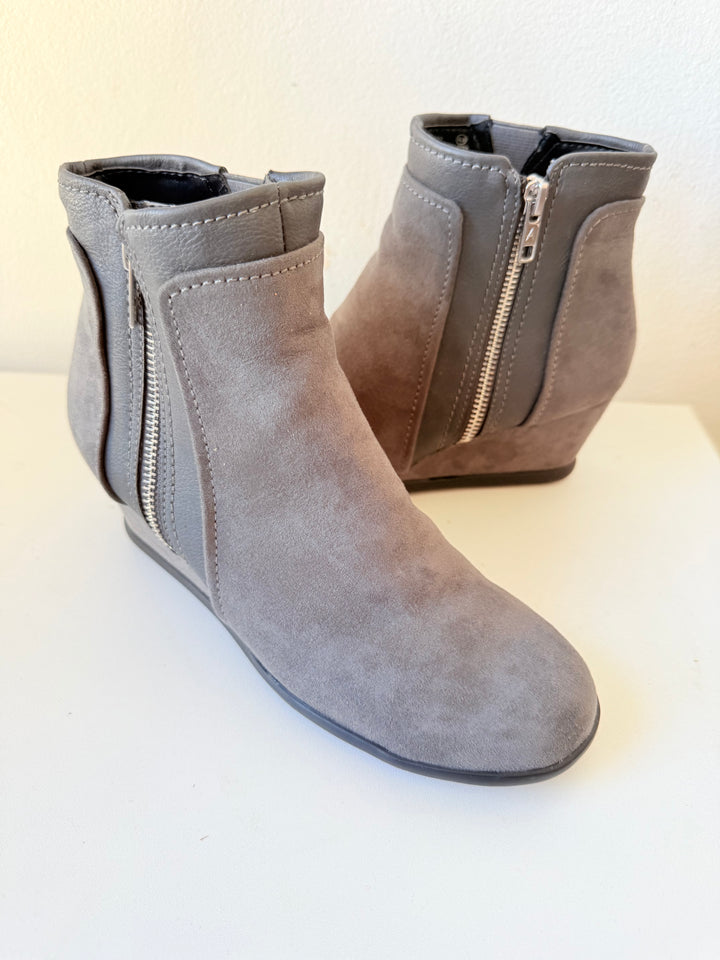 Aerosoles Allowance Gray Faux Suede Wedge Boots Size 6