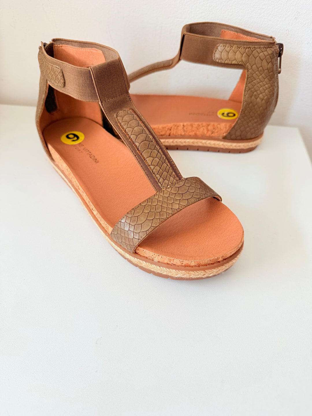 Adrianne Vitadini T Strap Green Brown Snakeskin Embossed  Sandals Size 9