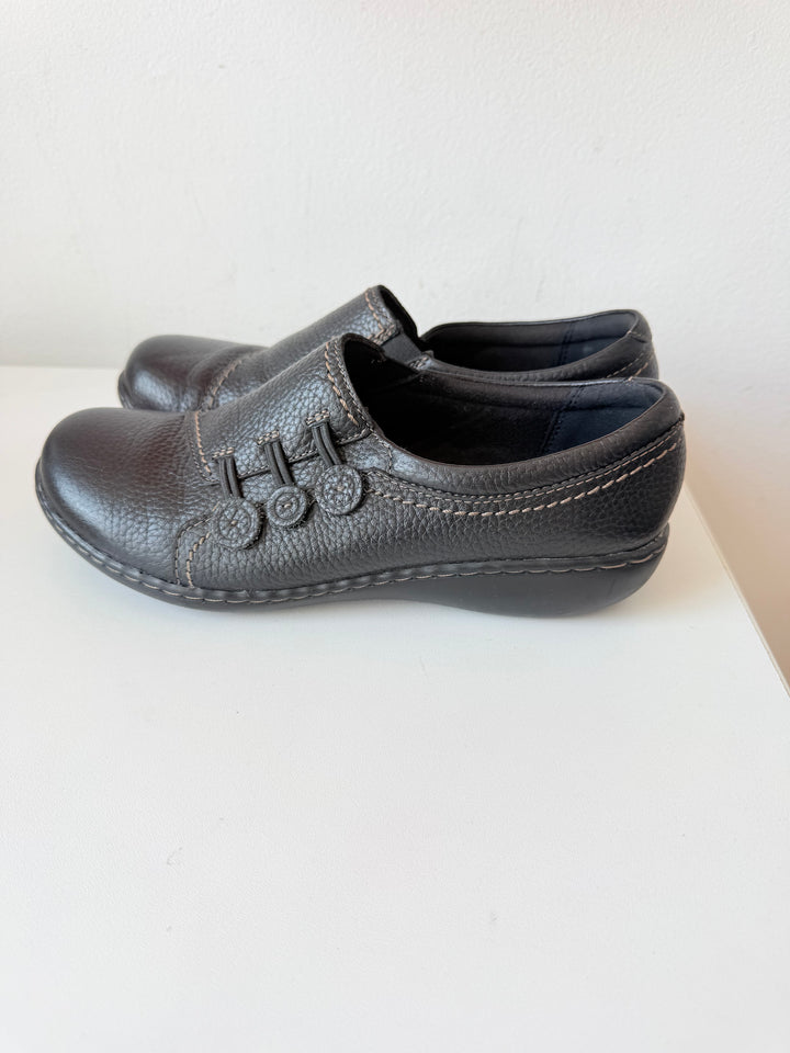 Clark’s Ashland Effie Slip On Black Leather Pebble Grain Flats Size 8