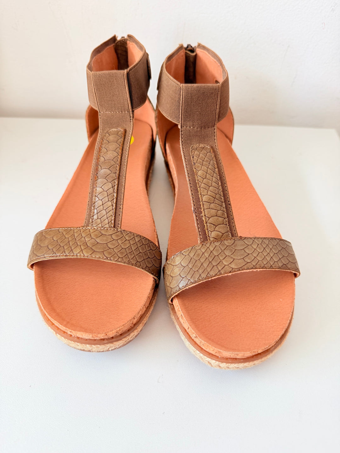 Adrianne Vitadini T Strap Green Brown Snakeskin Embossed  Sandals Size 9