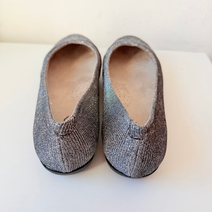 Cliff’s by White Mountain Clara Ballet Flats in Mettalic Silver Size 6 Wide