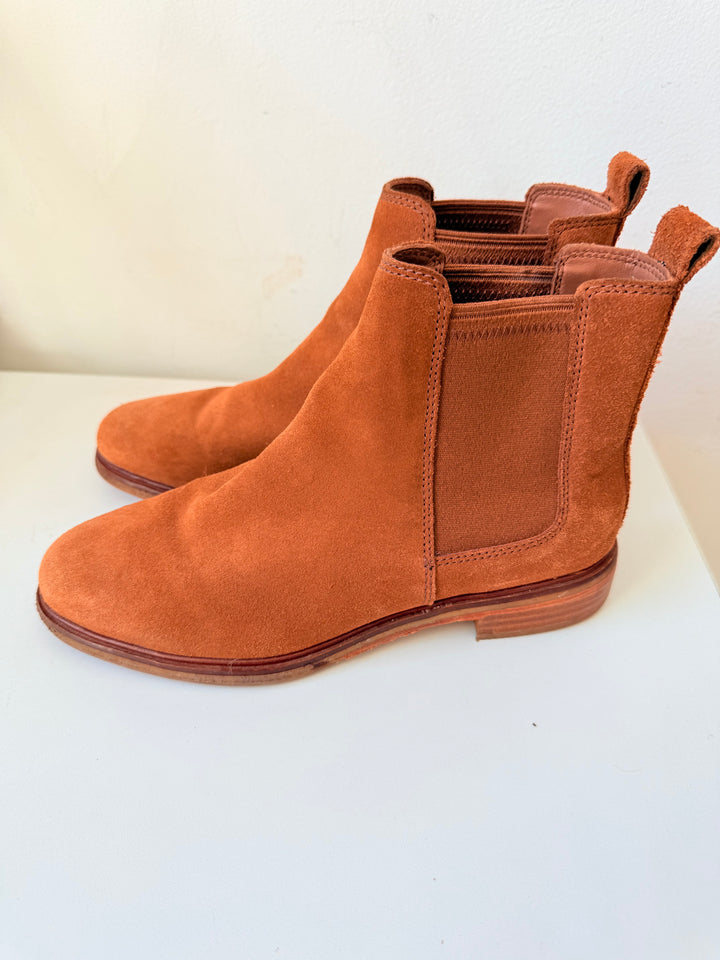 Clark’s Clarkdale Arlo Chelsea Boots In Tobacco/Tan Suede Size 8