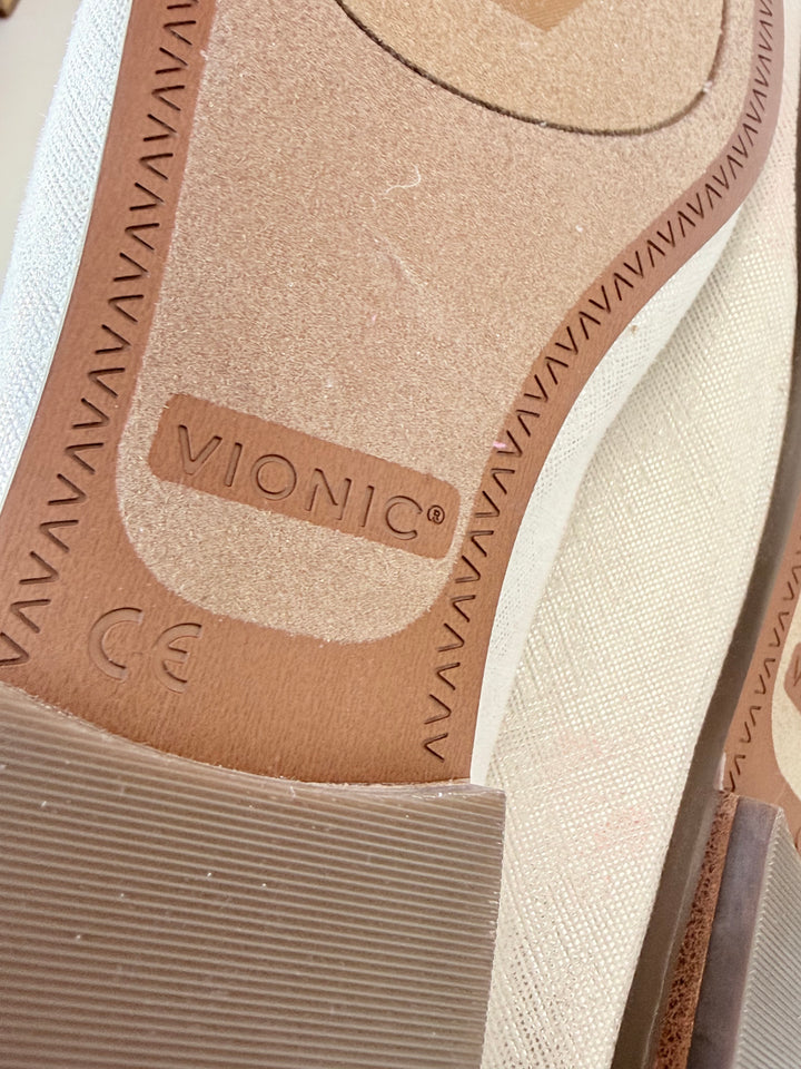 Vionic Willa II In Light Silver Shimmer Mettalic Size 6 Wide New