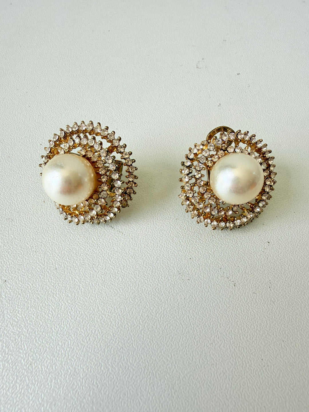 Pearl & Rhinestone Swirl Pierced Earrigs in Gold Tone