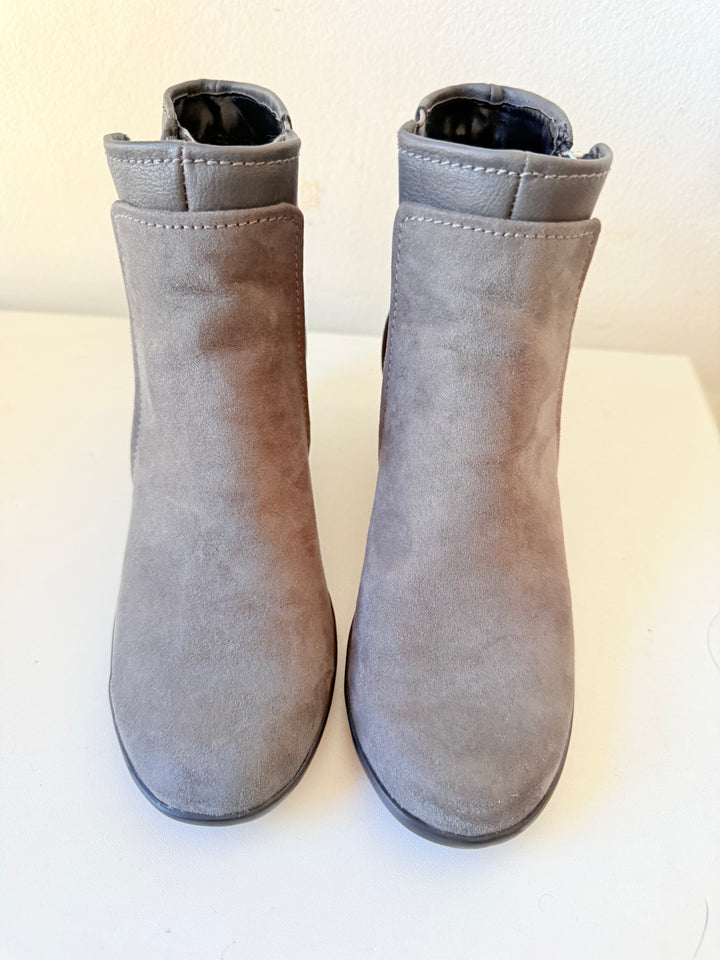 Aerosoles Allowance Gray Faux Suede Wedge Boots Size 6
